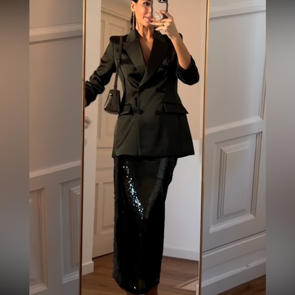 NWT ZARA 🎄Holiday SEQUIN MIDI SKIRT XS
🚨 FINAL PRICE NO OFFER ACCEPT - Picture 9 of 16